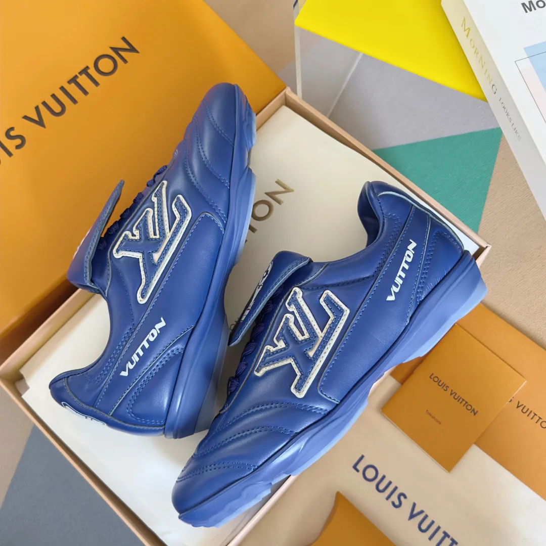 Top version: Couple model 640💰 LV Louis Vuitton L house Donkey brand latest Footprint series Couple model football sneakers casual running shoes original purchase development and production This Footprint Soccer sneaker was unveiled in the 2025 spring and summer series fashion show. It is the first sneaker designed by Pharrell Williams inspired by football shoes. The shoes are inspired by football, a sport that spans generations and cultures, echoing the 2025 spring and summer series fashion show's theme of unity and universal participation. The shoe is famous for its sleek design, with the dynamic IV Initials logo embellished on the side, the tongue embellished with the Lvers United badge inspired by the football team, and the foot pattern rubber sole decorated with multiple Louis Vuitton logos. Exquisitely packaged at the delivery counter🛍📦 ▪️Material: Original imported first-layer cowhide ▪️Lining: Original custom-made soft sheepskin lining ▪️Sole: Original open-molded two-color TPU combination sole ▪️Sole thickness: 3.5CM ▪️Size: Women’s 35-41 / Men’s 39-45